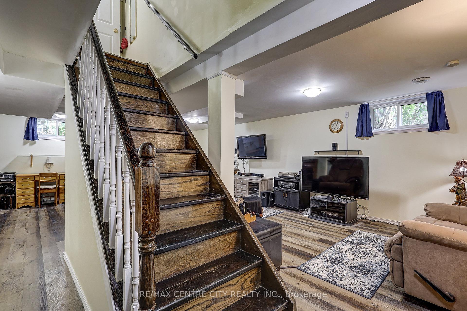 Photo 36 of 48 Clarendon Crescent, London, South P — HOMEH