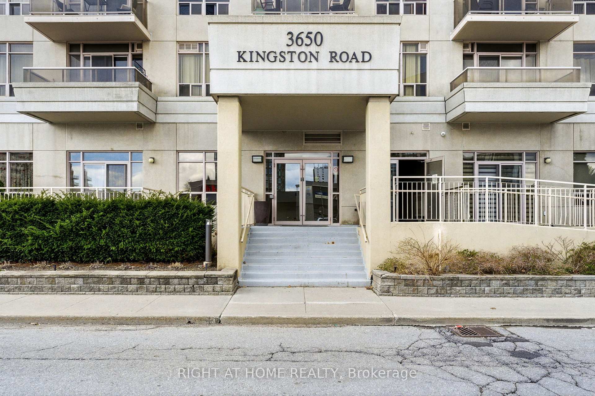 Photo 3 of Unit PH01, 3650 Kingston Road, Scarborough, Scarborough Village — HOMEH