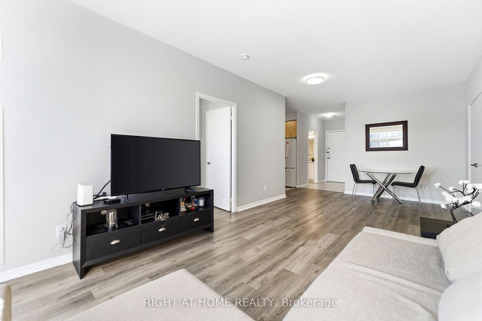 Photo 12 of Unit PH01, 3650 Kingston Road, Scarborough, Scarborough Village — HOMEH