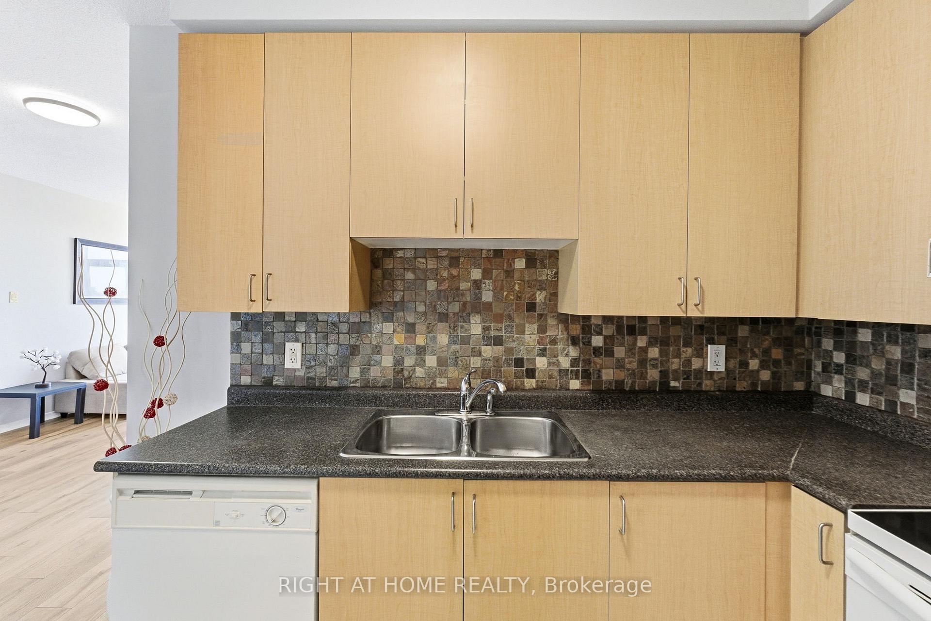 Photo 16 of Unit PH01, 3650 Kingston Road, Scarborough, Scarborough Village — HOMEH
