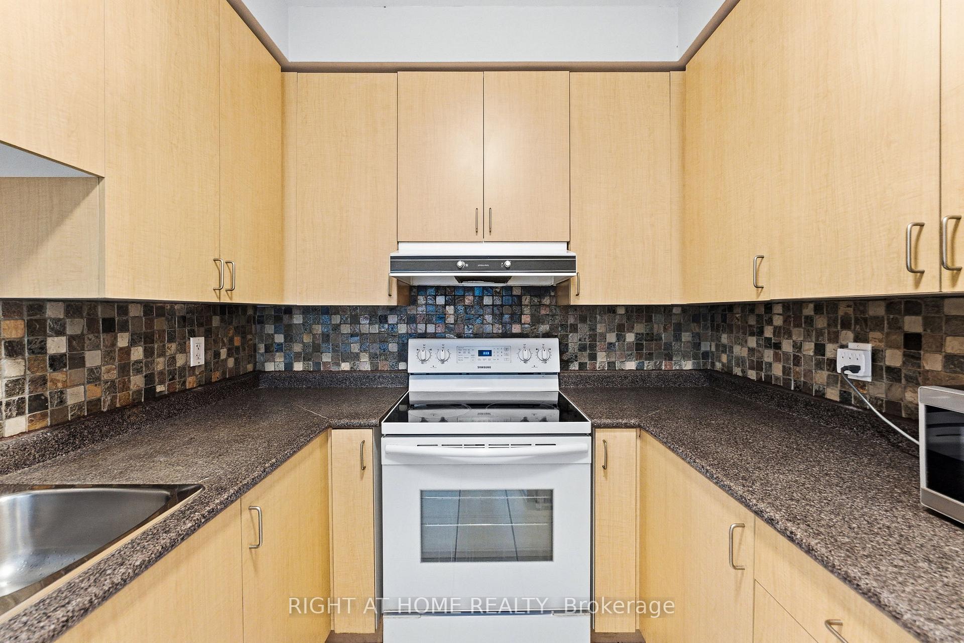 Photo 17 of Unit PH01, 3650 Kingston Road, Scarborough, Scarborough Village — HOMEH