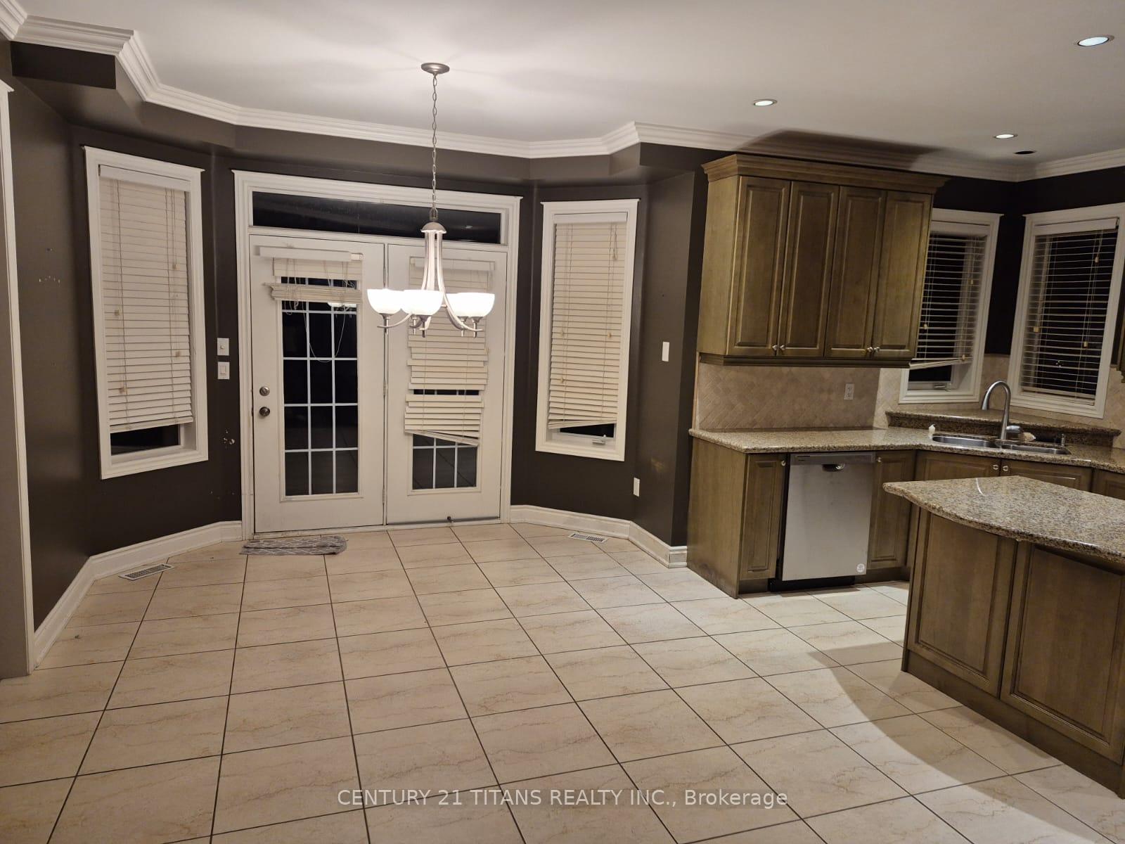Photo 10 of 170 Tawny Crescent, Oakville, Bronte — HOMEH