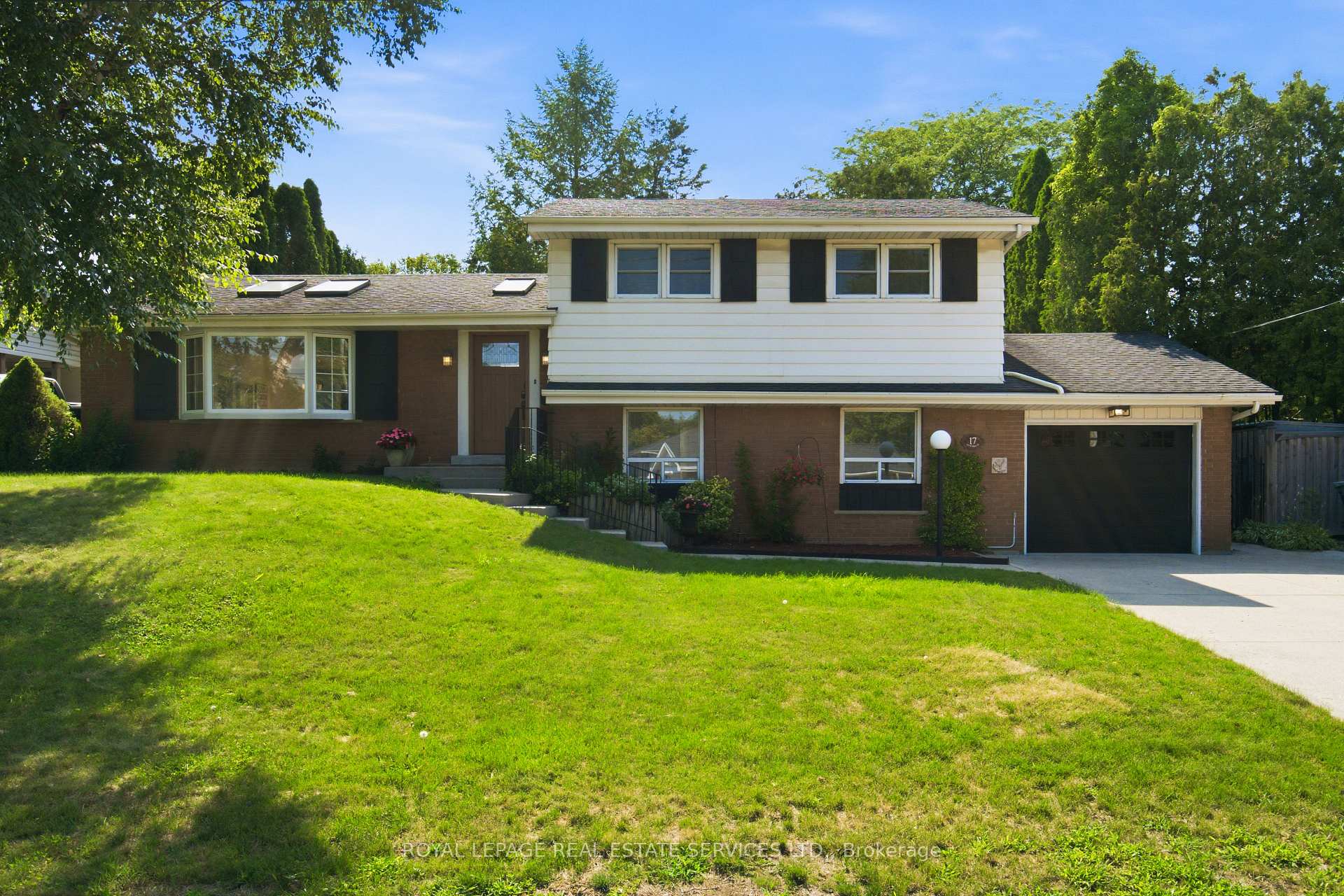Photo 2 of 17 Lynndale Drive, Hamilton, Dundas — HOMEH