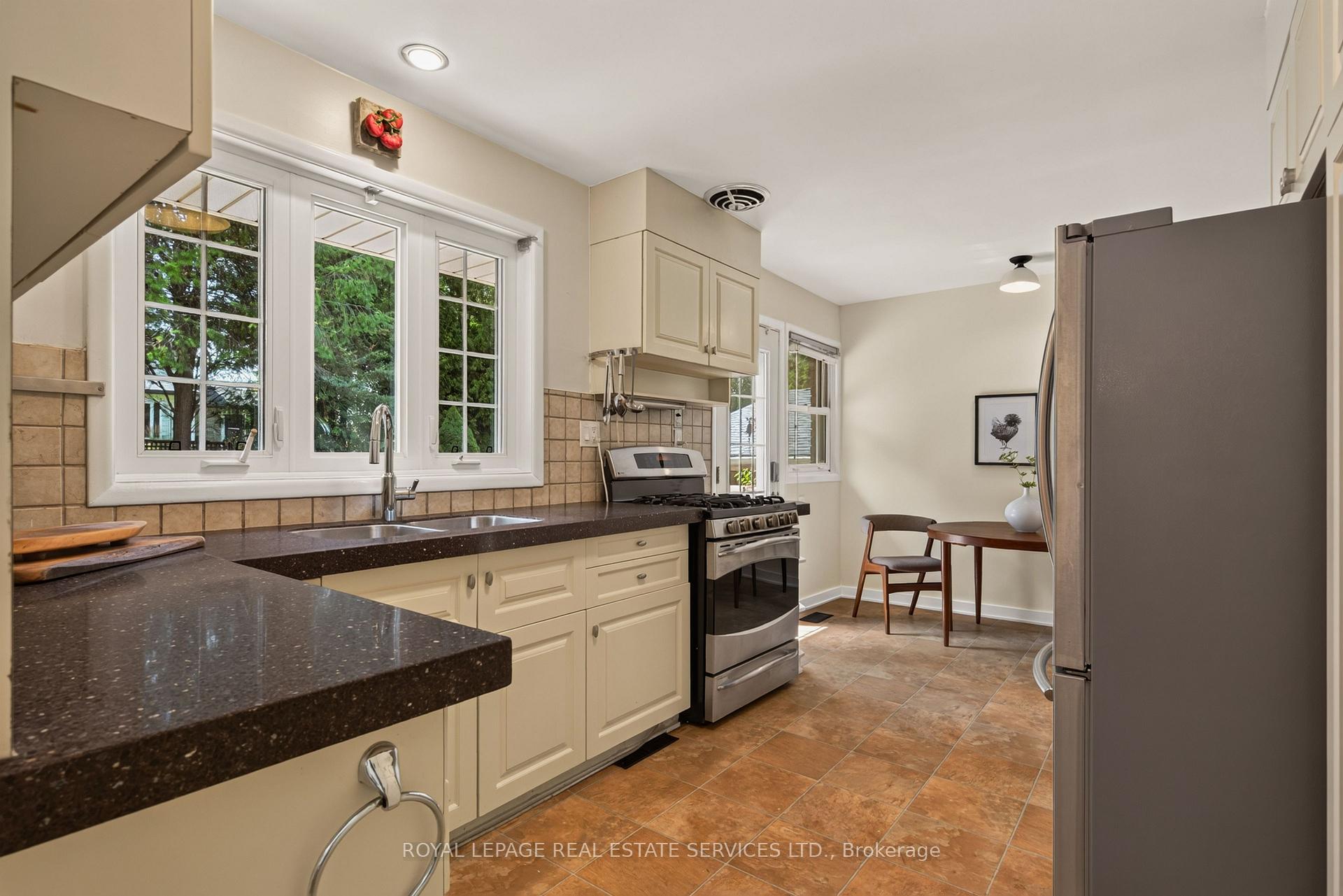 Photo 18 of 17 Lynndale Drive, Hamilton, Dundas — HOMEH