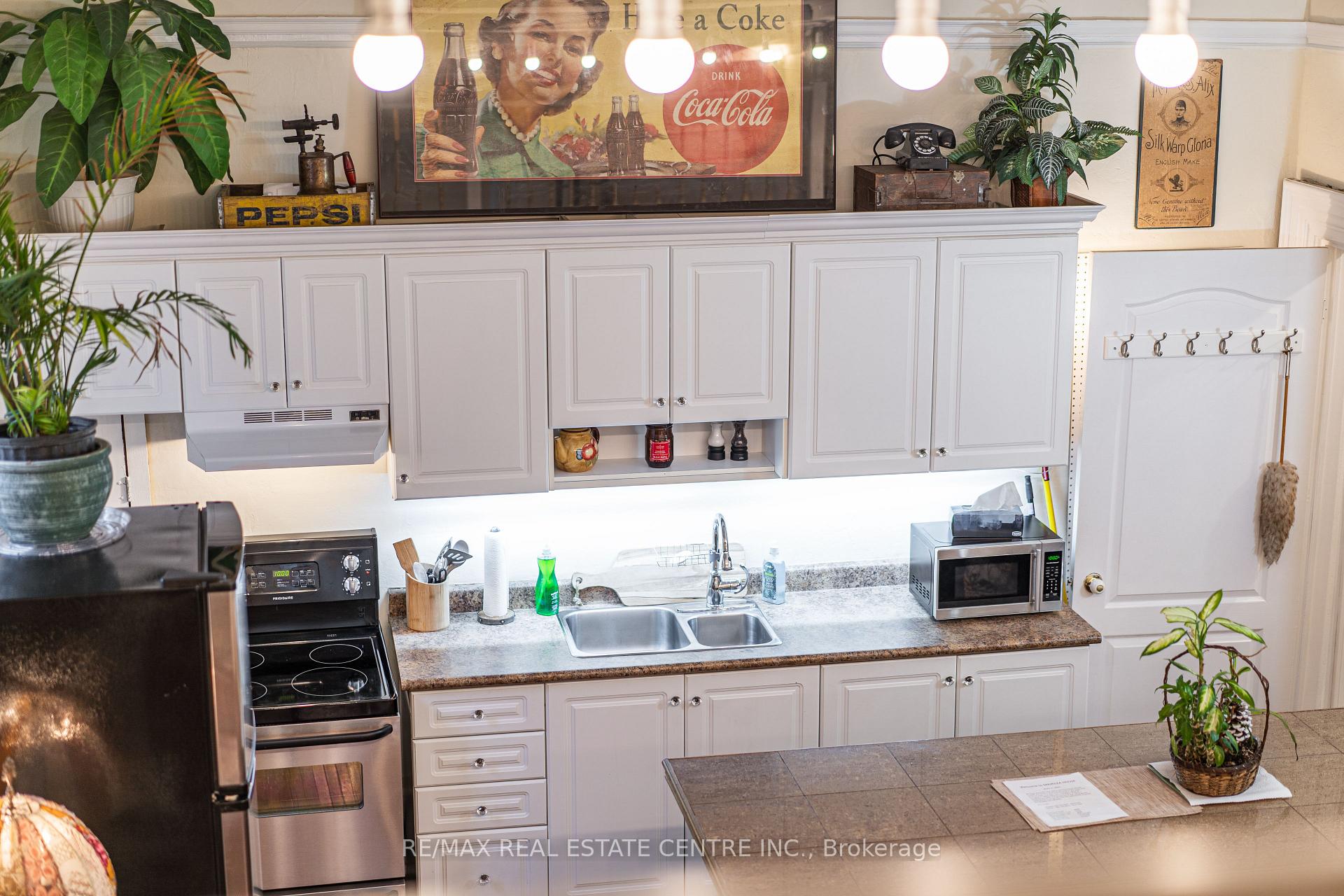 Photo 3 of Unit A, 68 Scott Street, Brampton, Brampton North — HOMEH