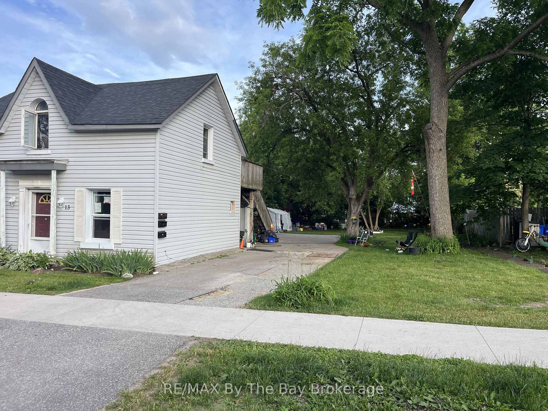 Photo 2 of 13 Henry Street, Barrie, Queen's Park — HOMEH
