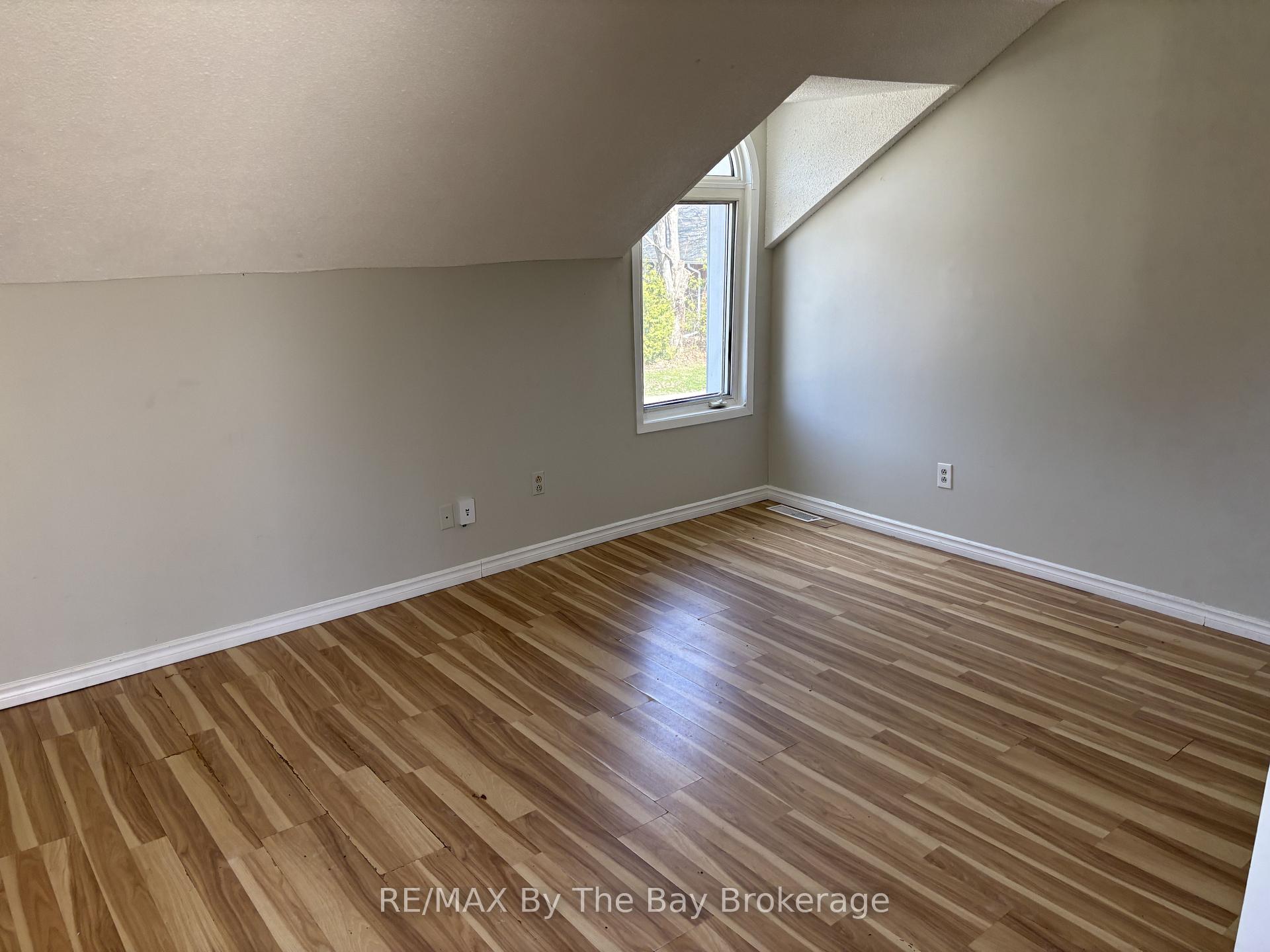 Photo 8 of 13 Henry Street, Barrie, Queen's Park — HOMEH