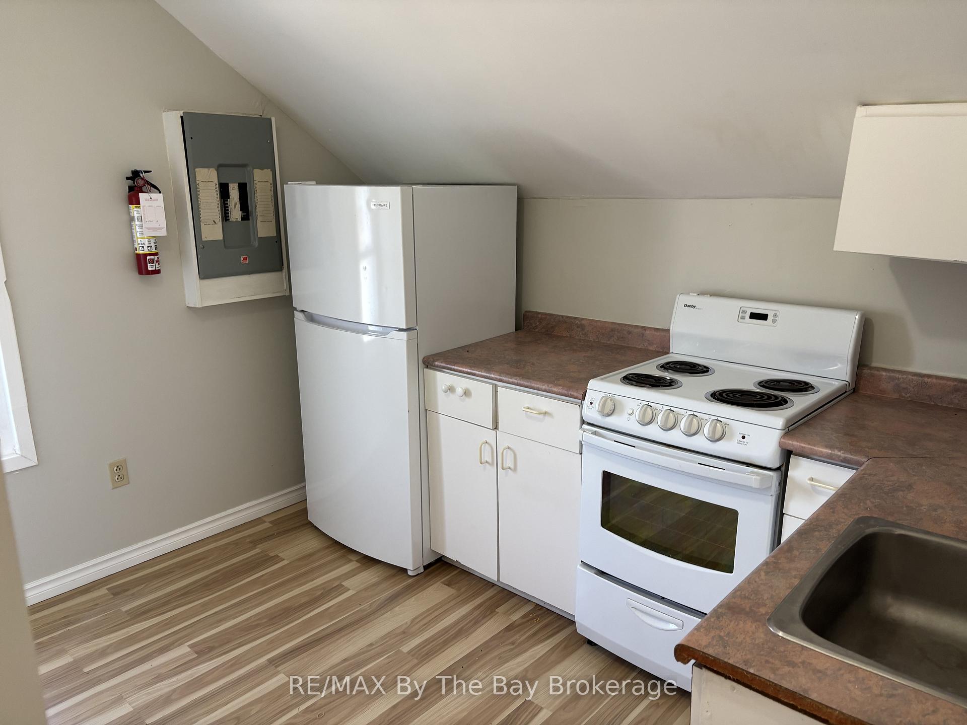 Photo 9 of 13 Henry Street, Barrie, Queen's Park — HOMEH