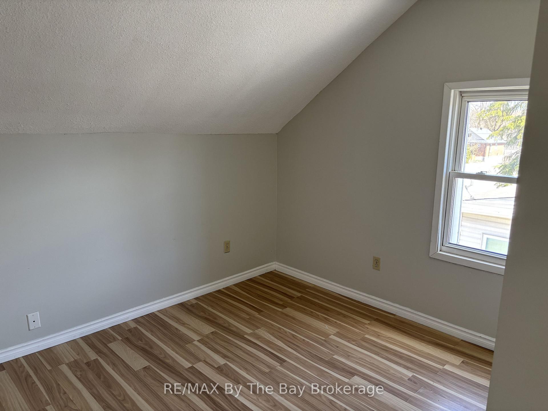 Photo 10 of 13 Henry Street, Barrie, Queen's Park — HOMEH