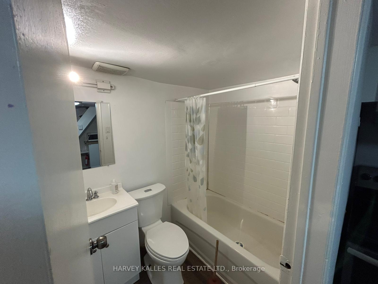 Photo 7 of Unit 3, 1098 Bathurst Street, Toronto, The Annex — HOMEH