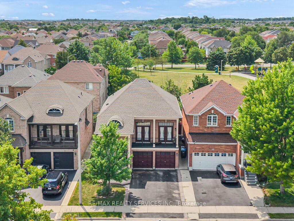 Photo 1 of 32 Brentcliff Drive, Brampton, Fletcher's Meadow — HOMEH