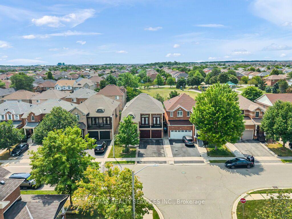 Photo 2 of 32 Brentcliff Drive, Brampton, Fletcher's Meadow — HOMEH
