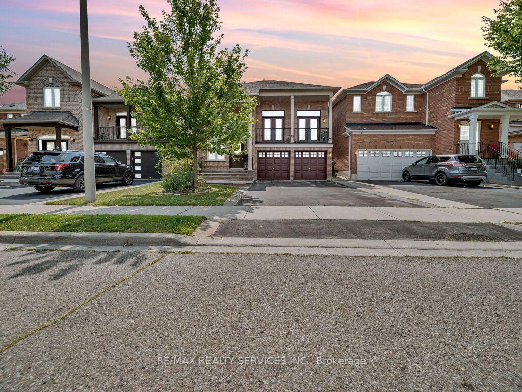 Photo 3 of 32 Brentcliff Drive, Brampton, Fletcher's Meadow — HOMEH