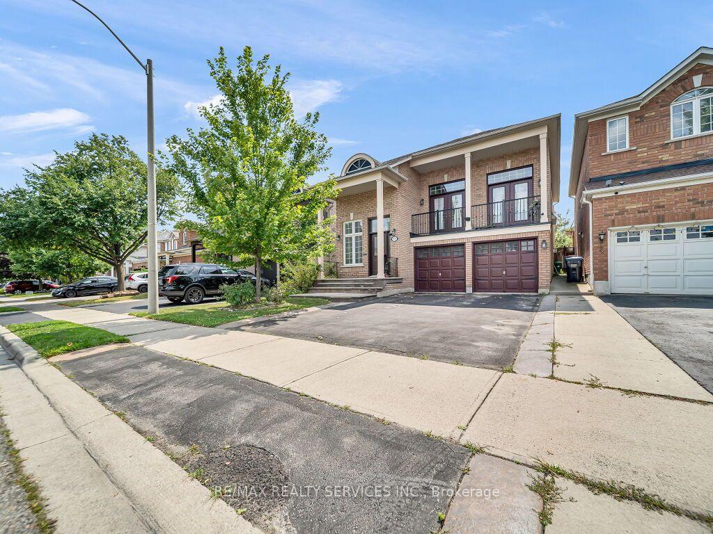 Photo 4 of 32 Brentcliff Drive, Brampton, Fletcher's Meadow — HOMEH