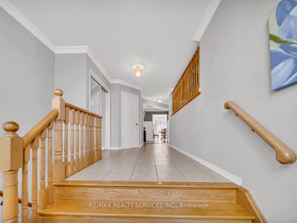 Photo 6 of 32 Brentcliff Drive, Brampton, Fletcher's Meadow — HOMEH