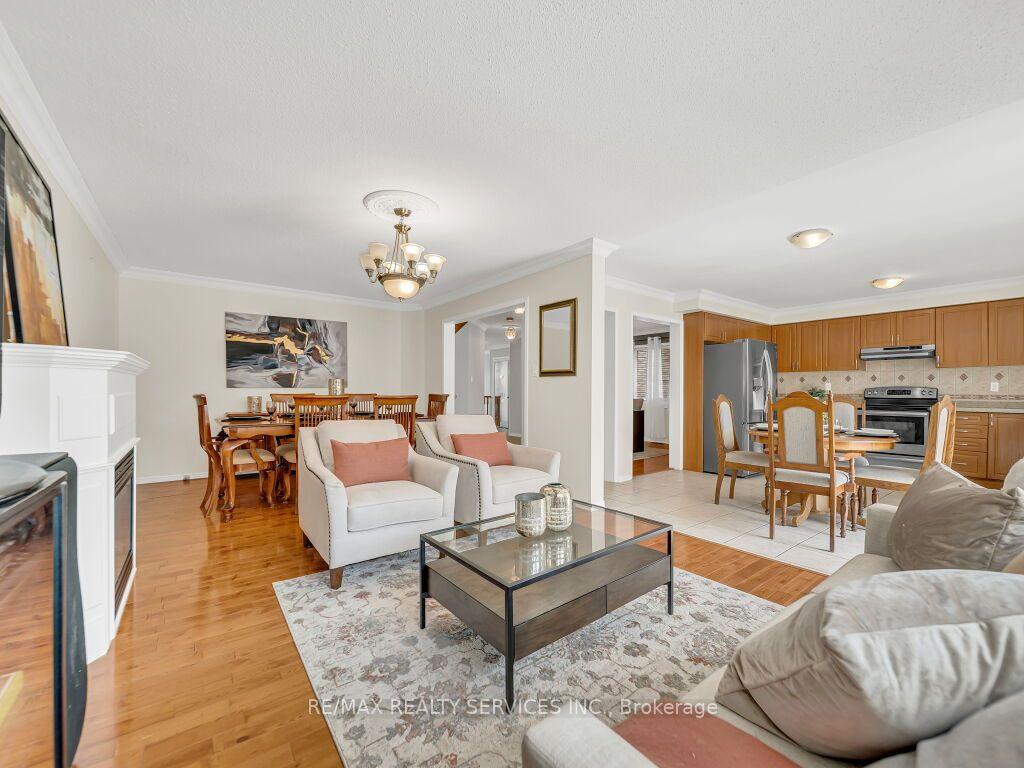 Photo 12 of 32 Brentcliff Drive, Brampton, Fletcher's Meadow — HOMEH