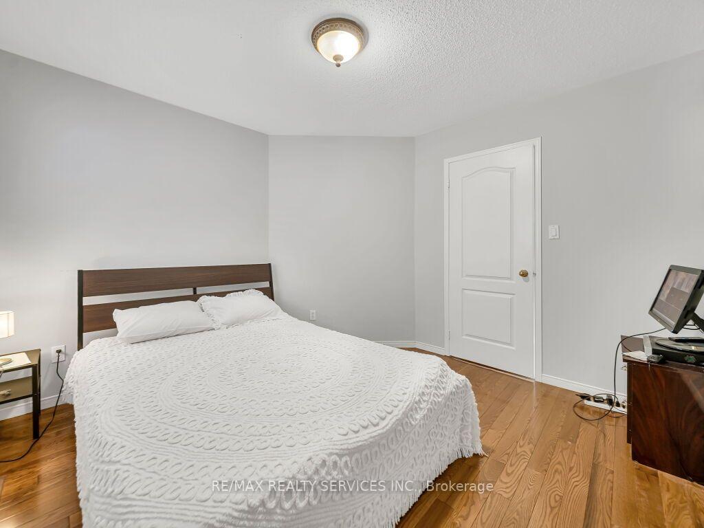 Photo 33 of 32 Brentcliff Drive, Brampton, Fletcher's Meadow — HOMEH