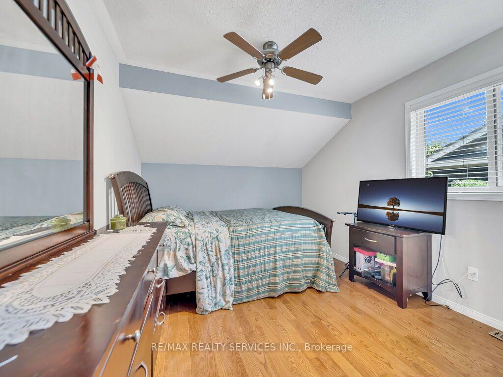 Photo 36 of 32 Brentcliff Drive, Brampton, Fletcher's Meadow — HOMEH