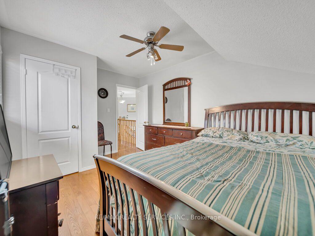 Photo 37 of 32 Brentcliff Drive, Brampton, Fletcher's Meadow — HOMEH