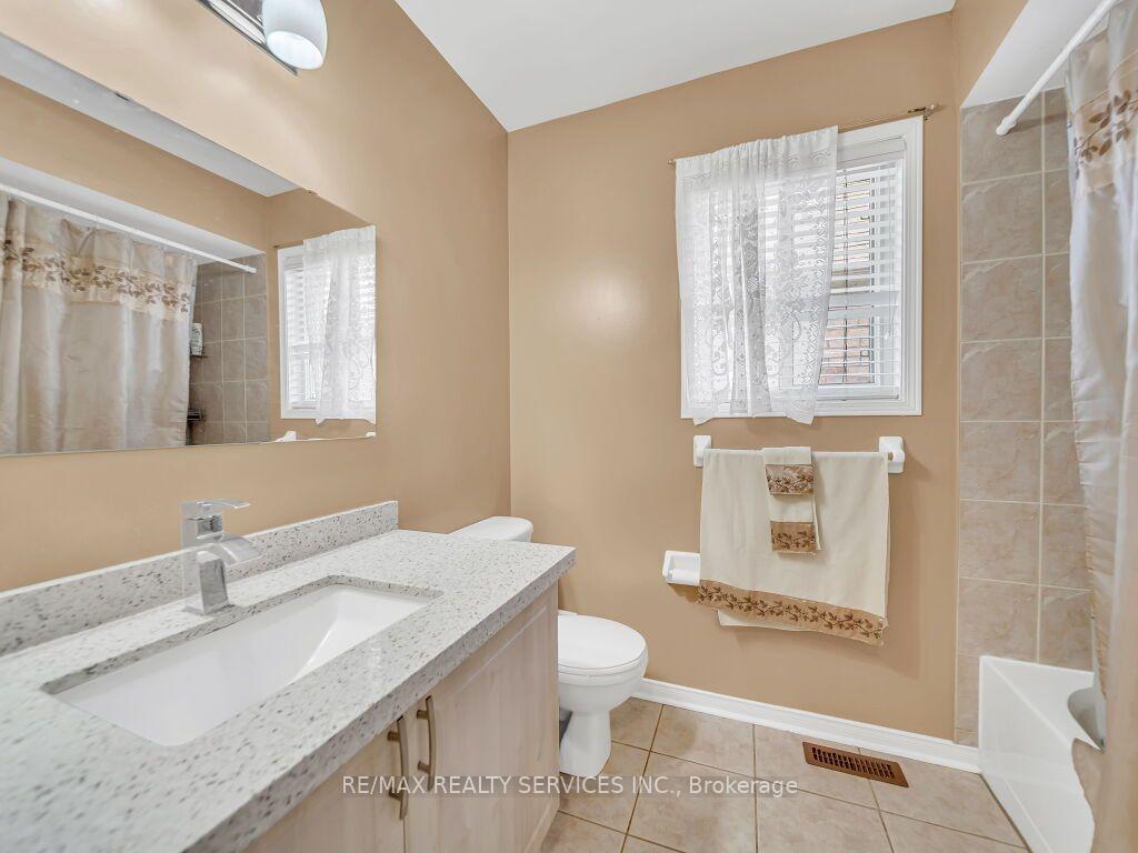 Photo 38 of 32 Brentcliff Drive, Brampton, Fletcher's Meadow — HOMEH