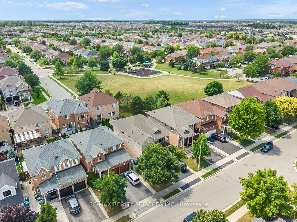 Photo 49 of 32 Brentcliff Drive, Brampton, Fletcher's Meadow — HOMEH