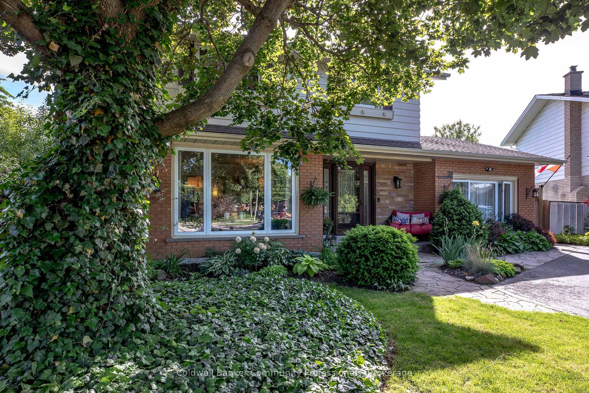 Photo 2 of 28 Ramsgate Drive, Hamilton, Stoney Creek — HOMEH