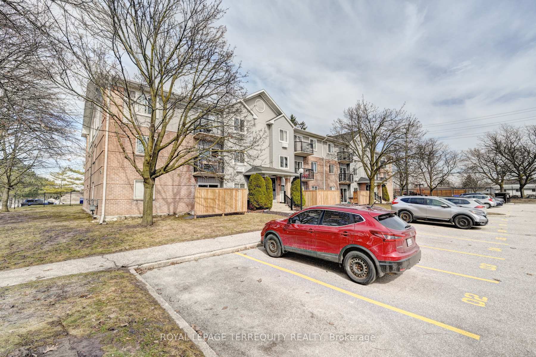 Photo 2 of Unit 307, 276 Eiwo Court, Waterloo, Lexington — HOMEH