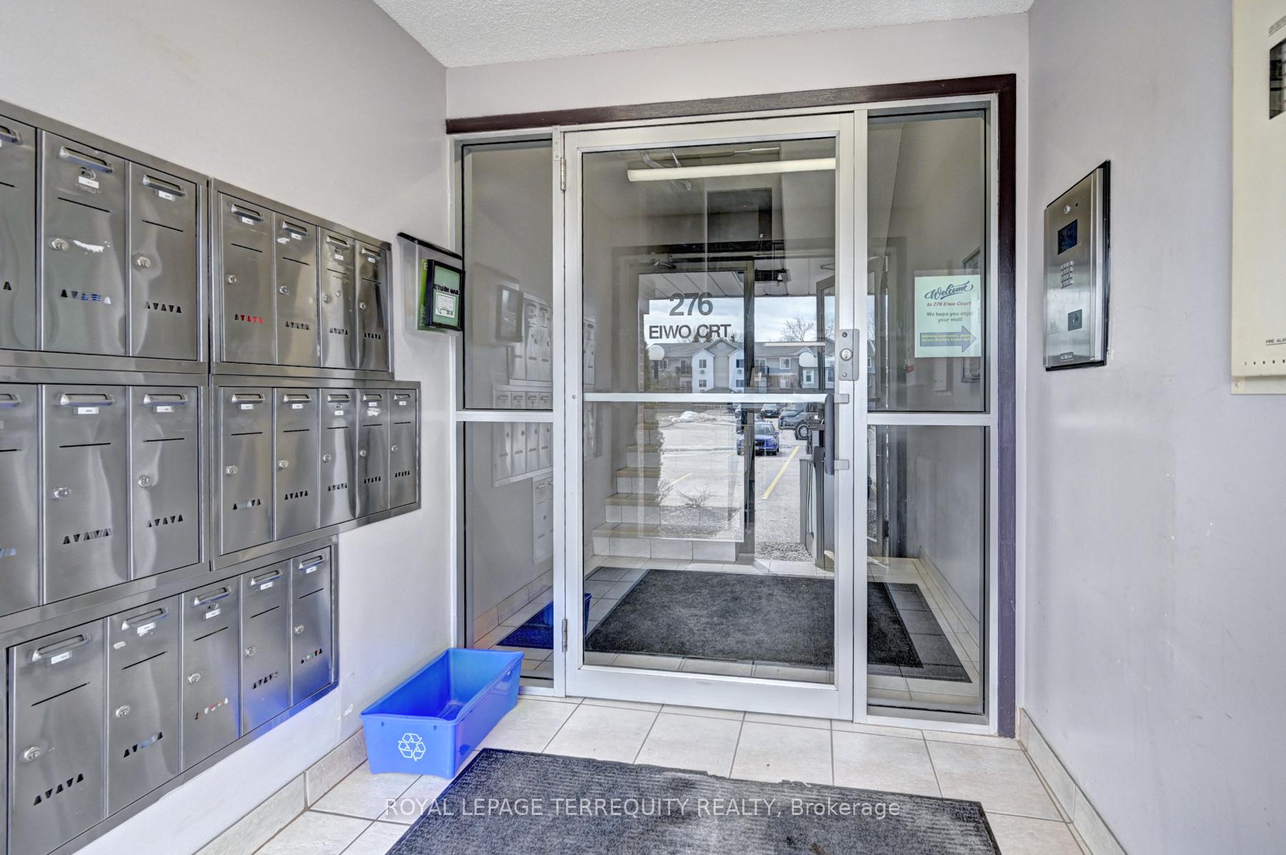 Photo 4 of Unit 307, 276 Eiwo Court, Waterloo, Lexington — HOMEH