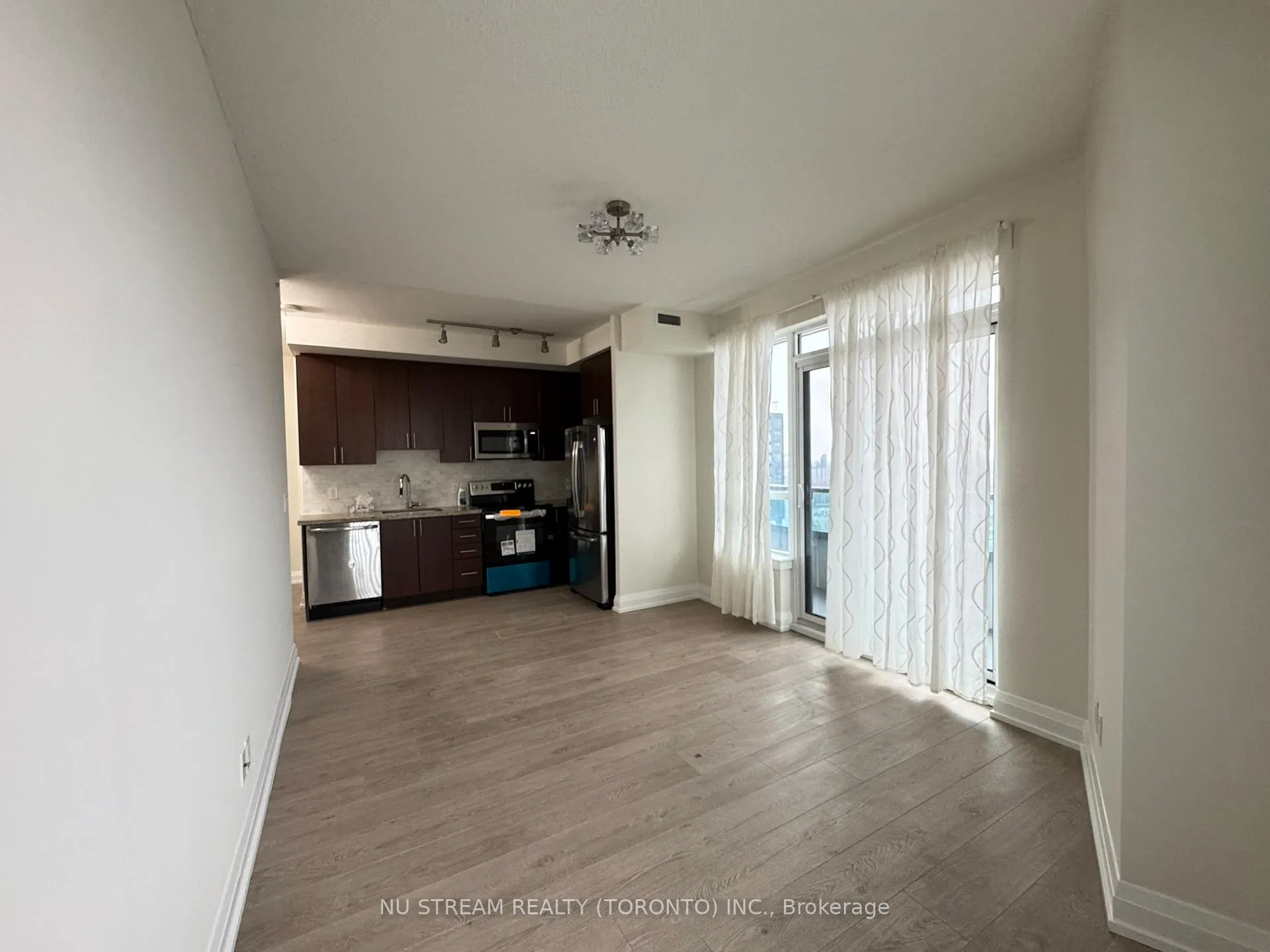 Photo 5 of Unit 2525, 7161 Yonge Street, Markham, Grandview — HOMEH