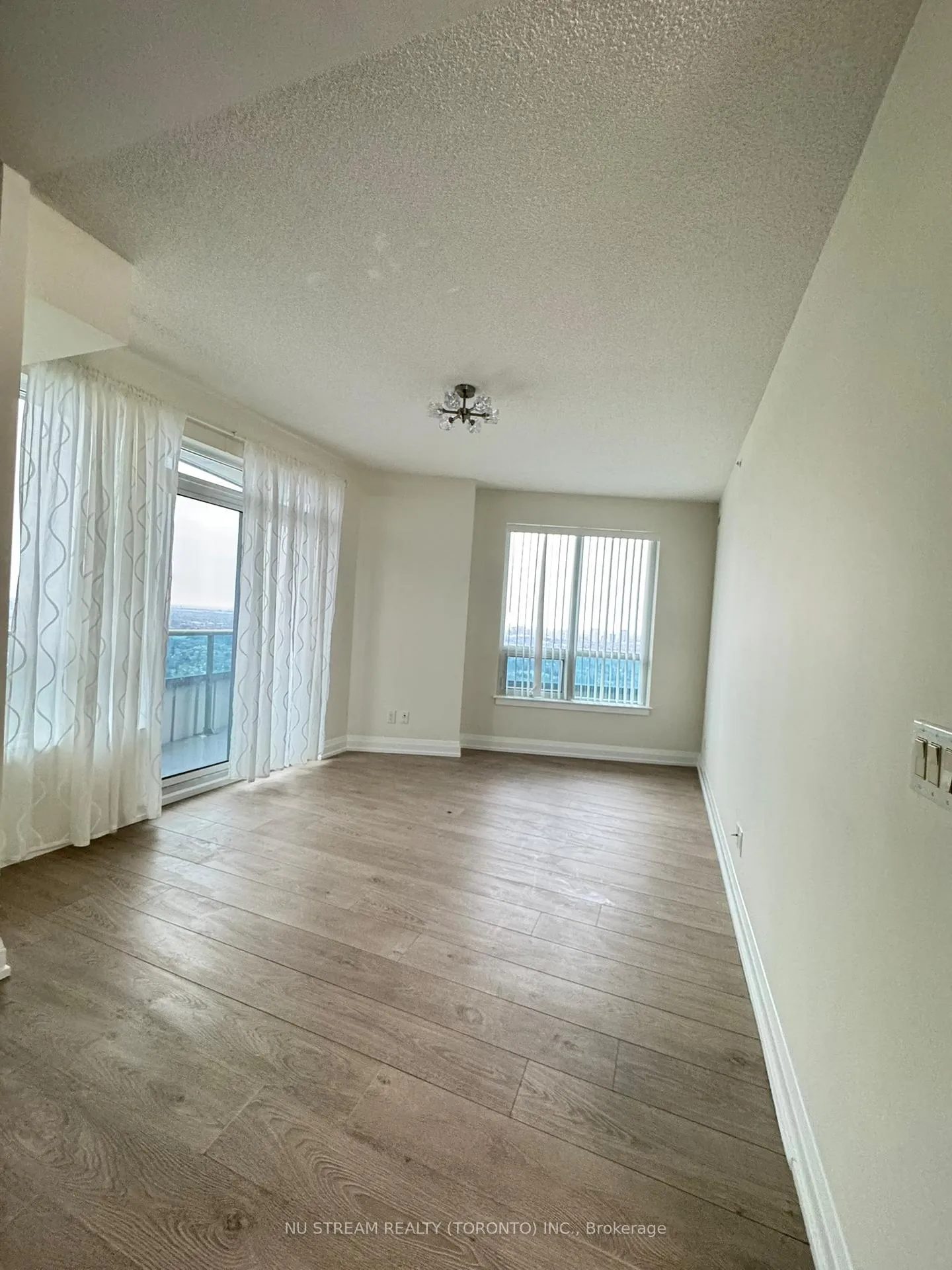 Photo 8 of Unit 2525, 7161 Yonge Street, Markham, Grandview — HOMEH
