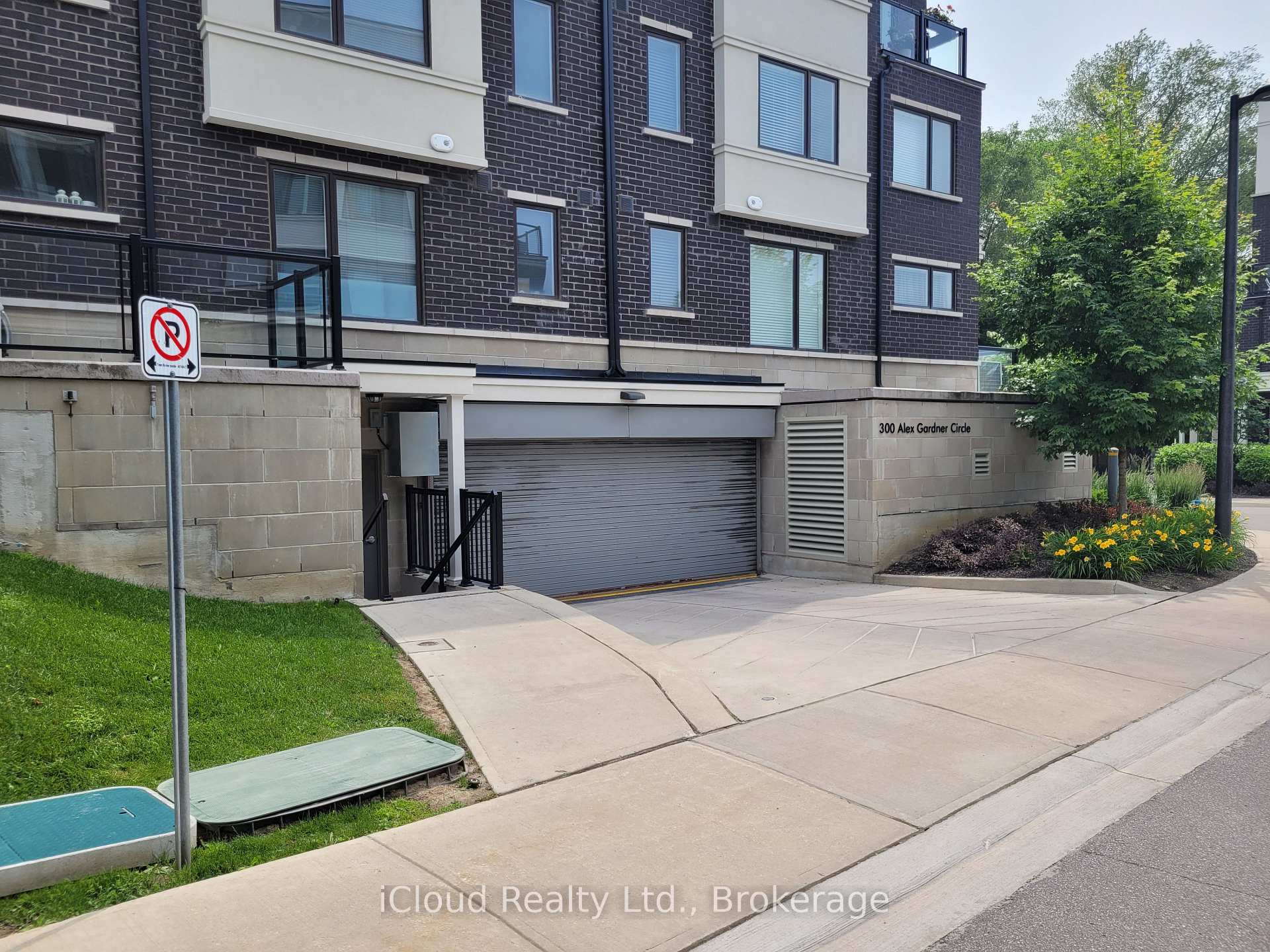 Photo 4 of Unit 55, 300 Alex Gardner Circle, Aurora, Aurora Heights — HOMEH
