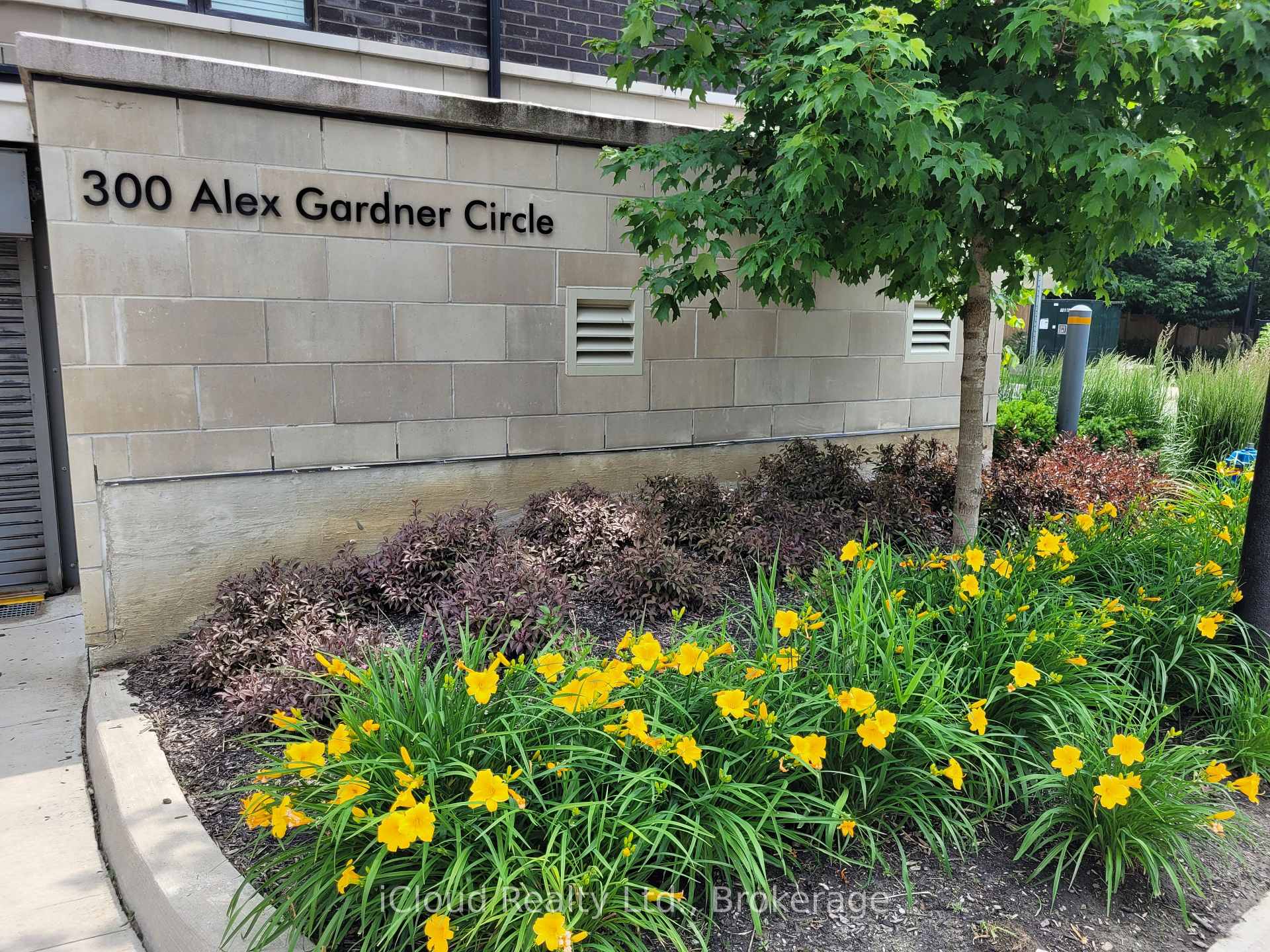 Photo 5 of Unit 55, 300 Alex Gardner Circle, Aurora, Aurora Heights — HOMEH