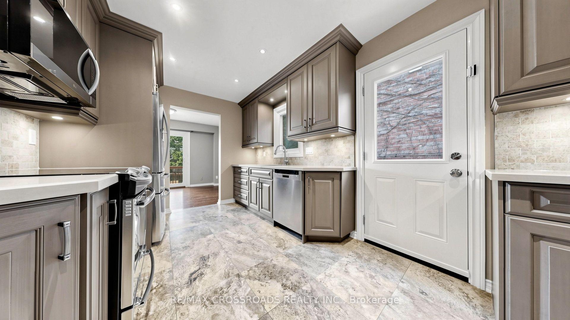 Photo 8 of 1 Redwood Lane, Markham, Unionville — HOMEH