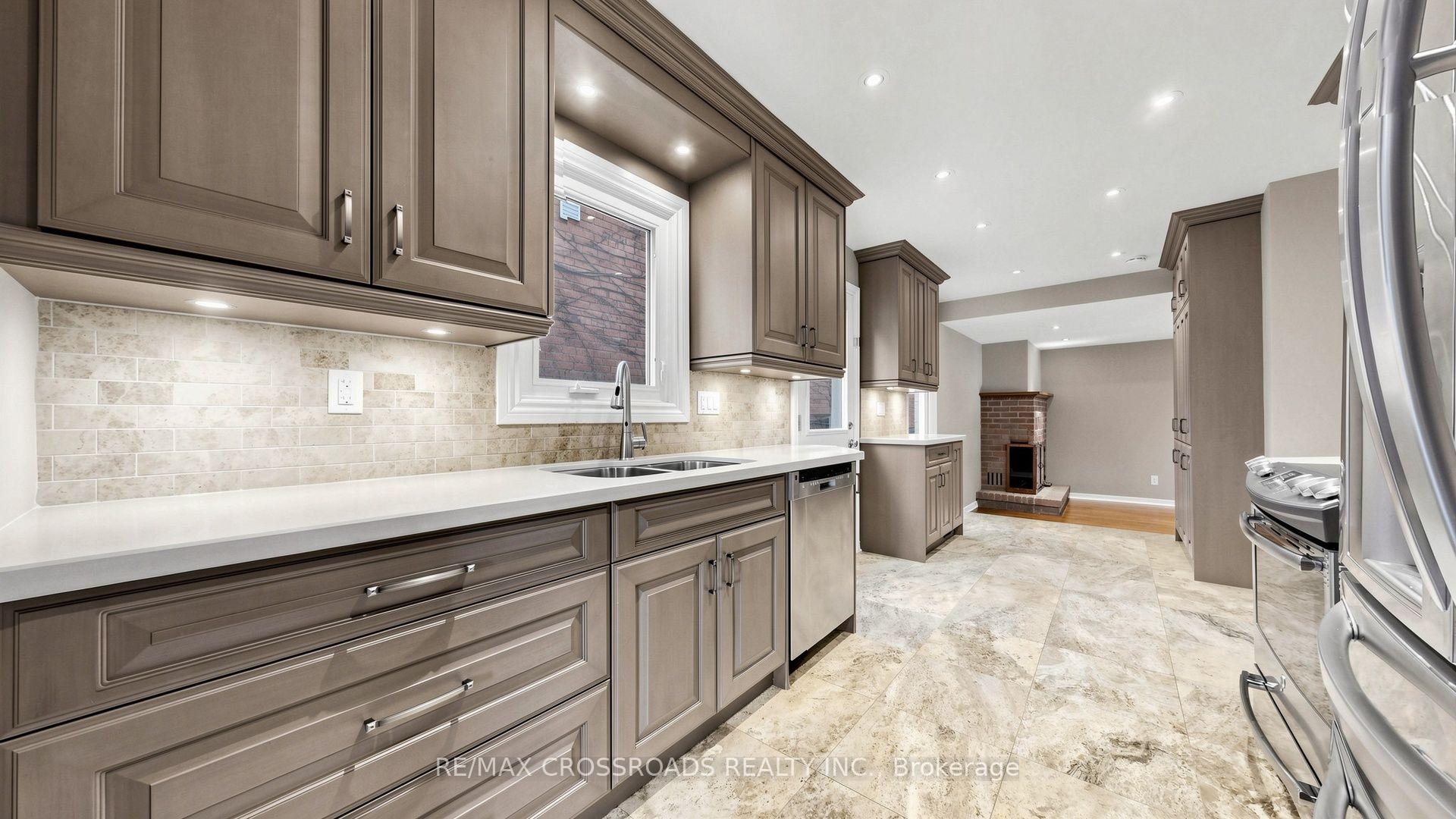 Photo 10 of 1 Redwood Lane, Markham, Unionville — HOMEH