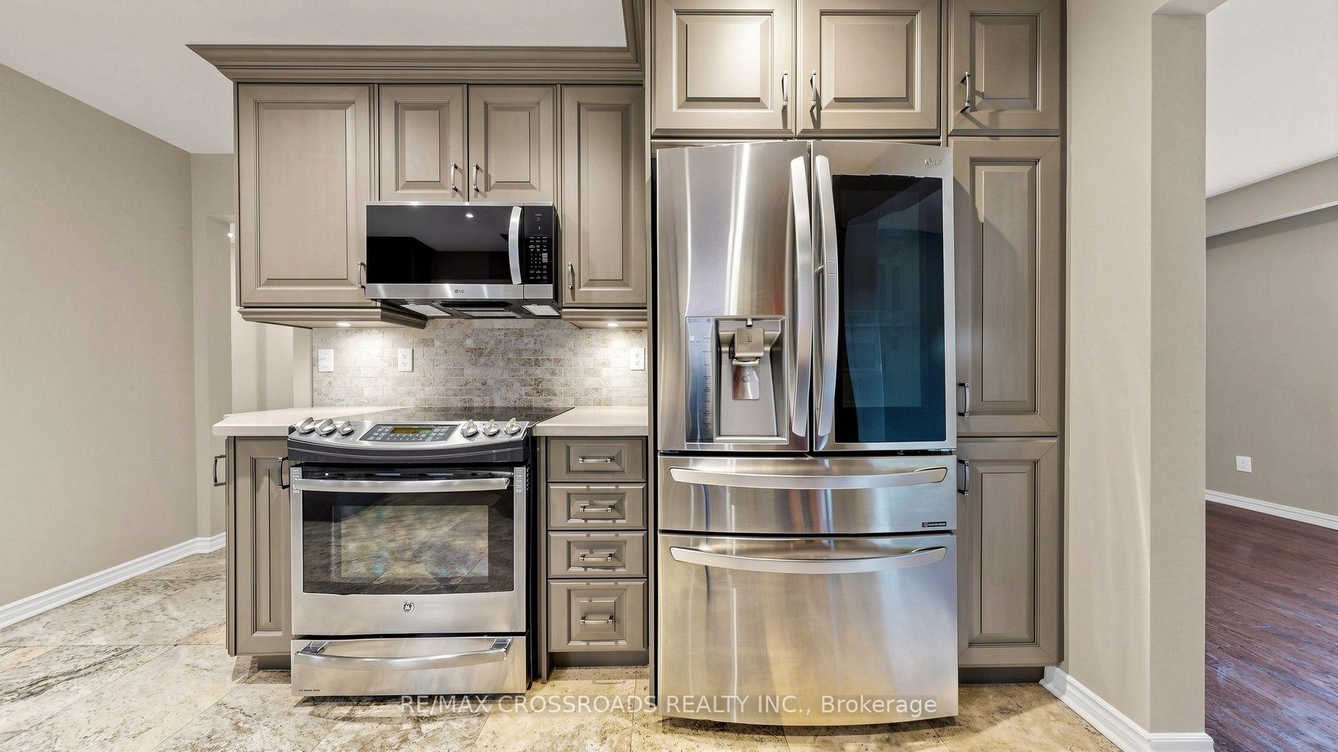 Photo 11 of 1 Redwood Lane, Markham, Unionville — HOMEH