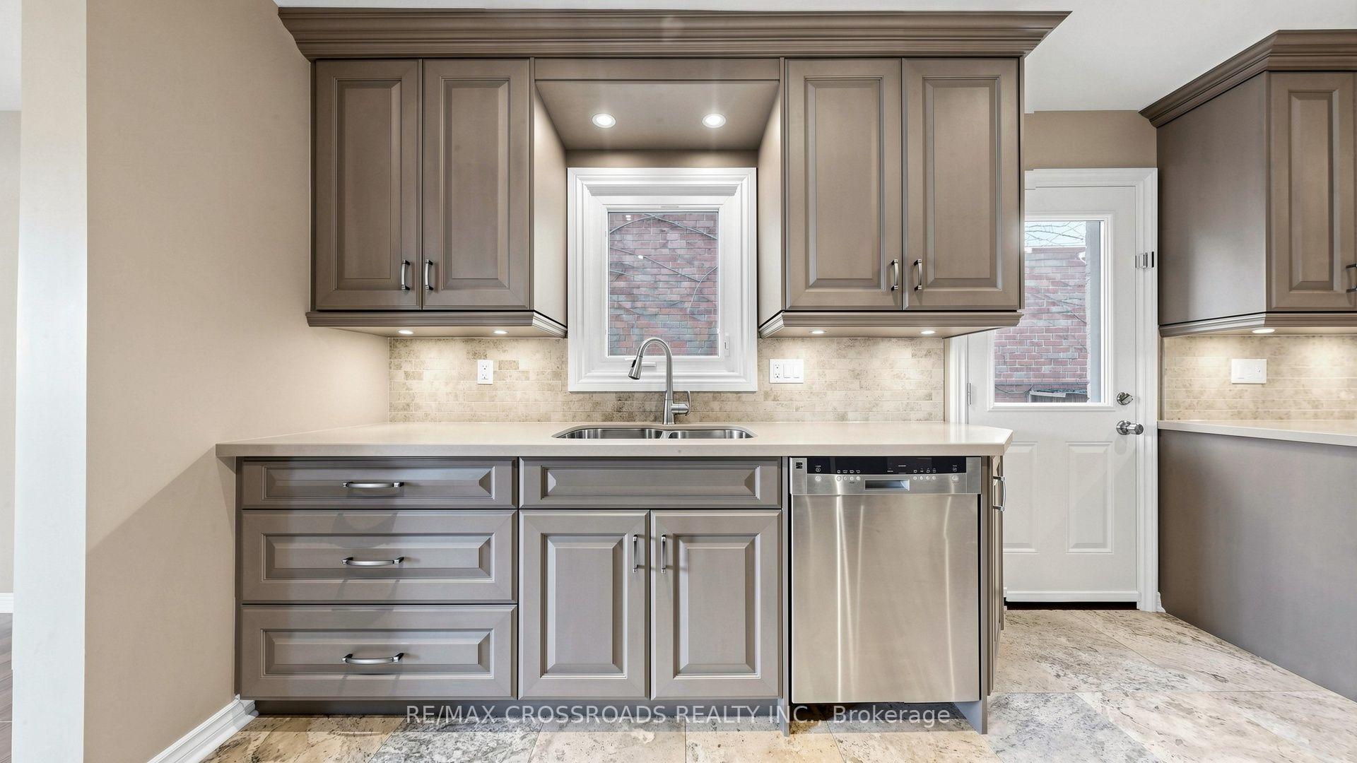 Photo 12 of 1 Redwood Lane, Markham, Unionville — HOMEH