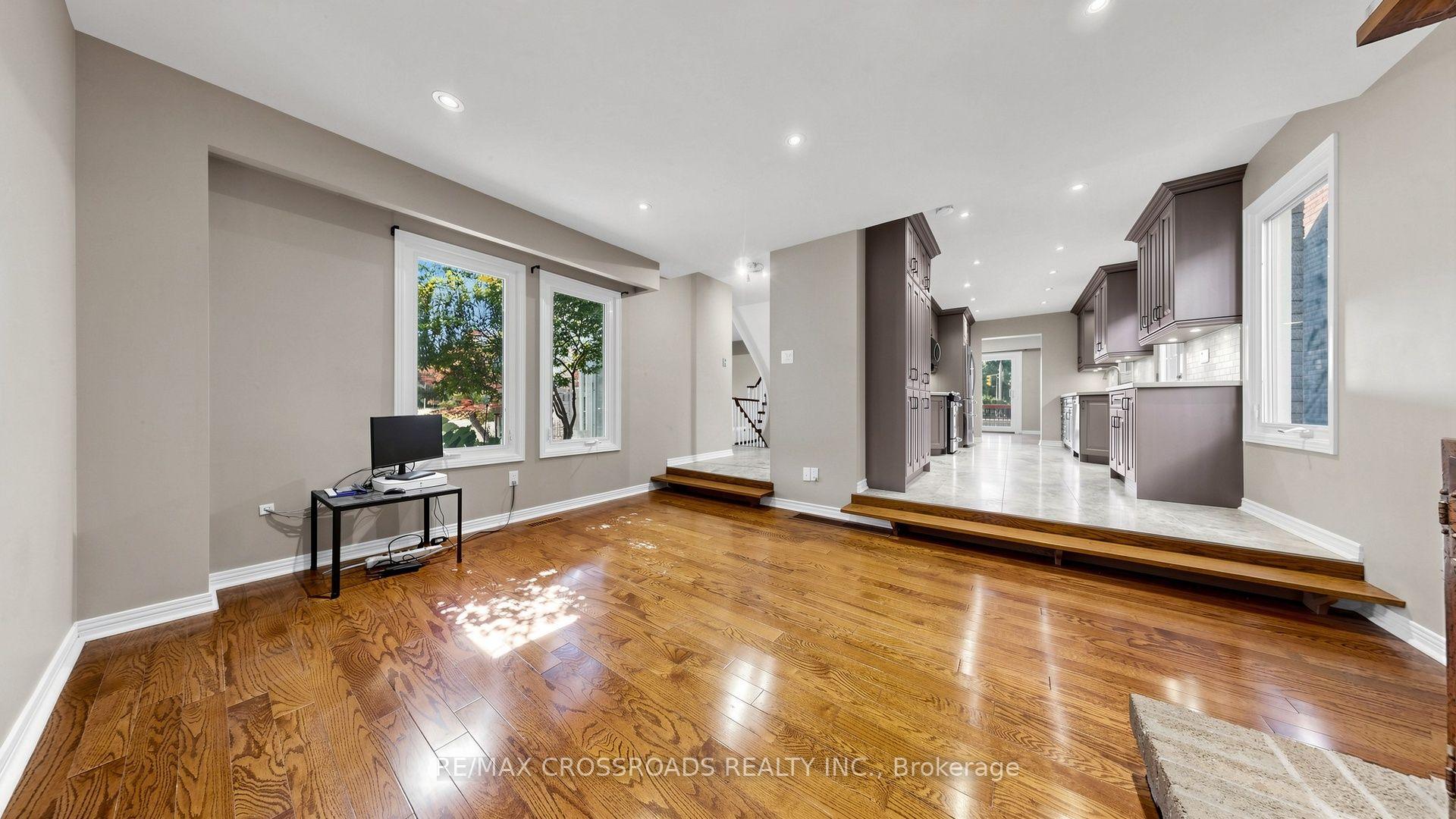 Photo 15 of 1 Redwood Lane, Markham, Unionville — HOMEH