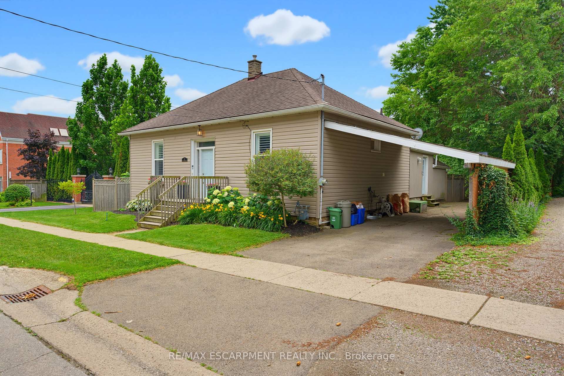 Photo 3 of 57 Main Street N, Hamilton, Waterdown — HOMEH