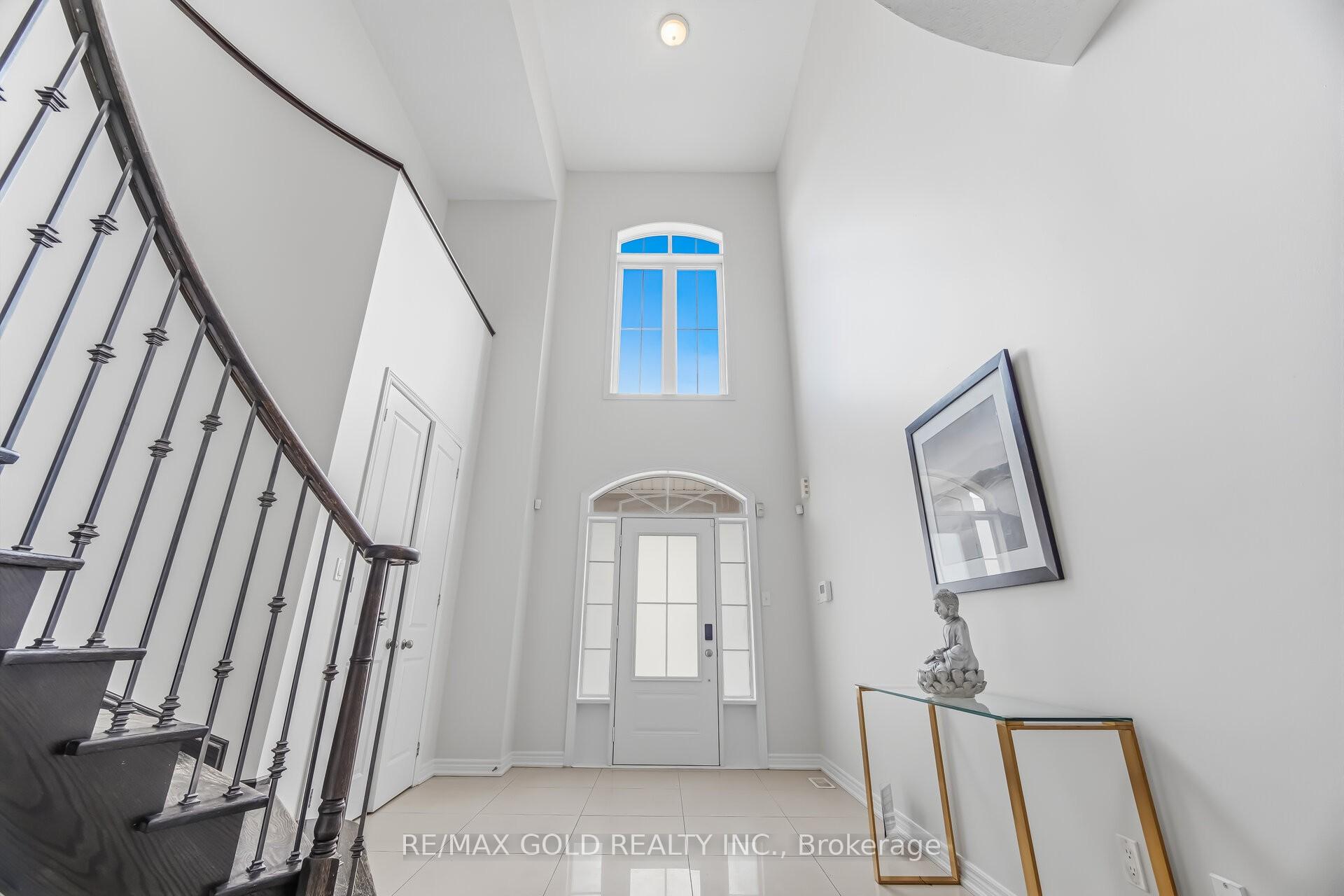 Photo 3 of 15 Junetown Circle, Brampton, Credit Valley — HOMEH