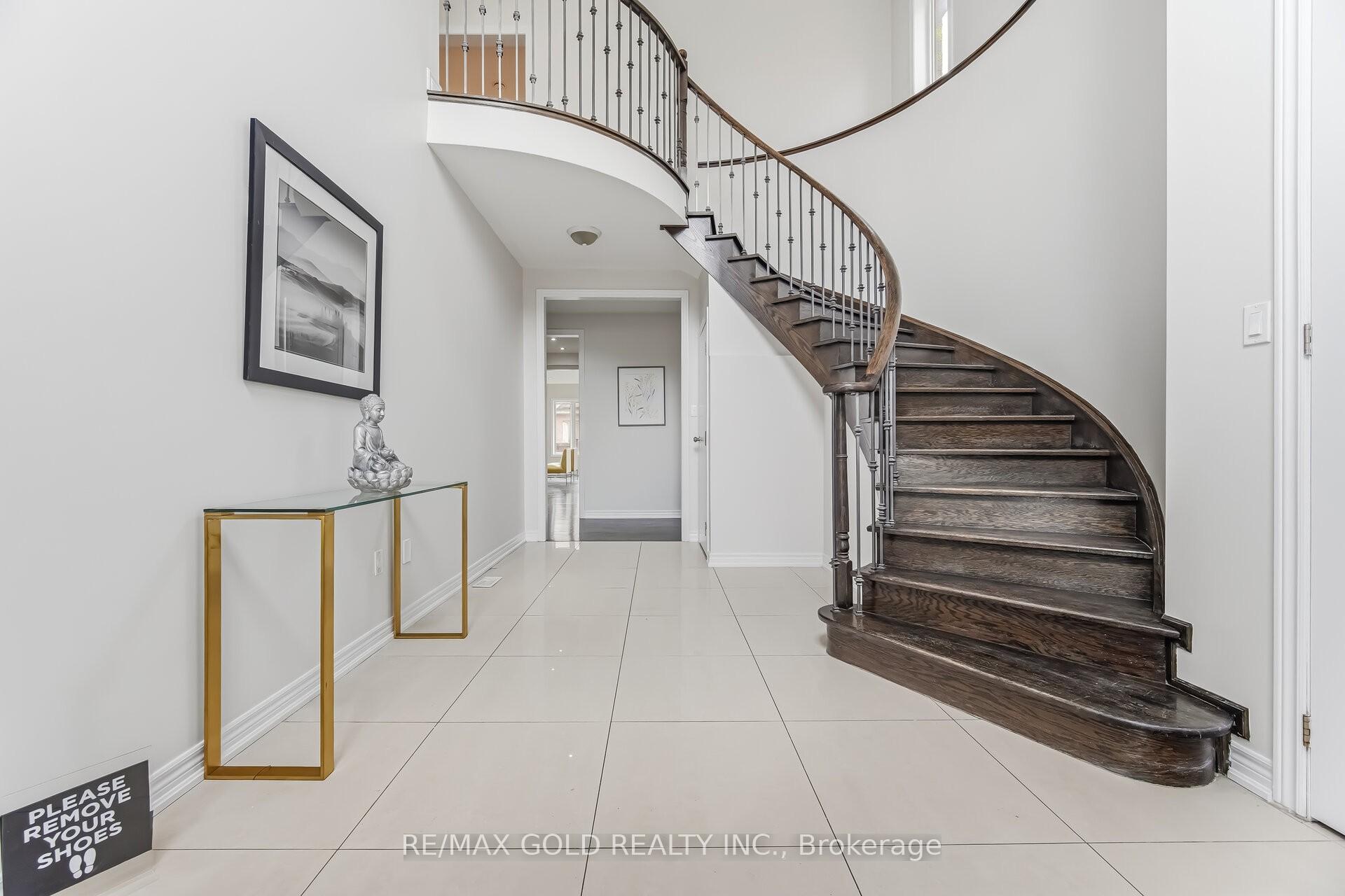 Photo 4 of 15 Junetown Circle, Brampton, Credit Valley — HOMEH