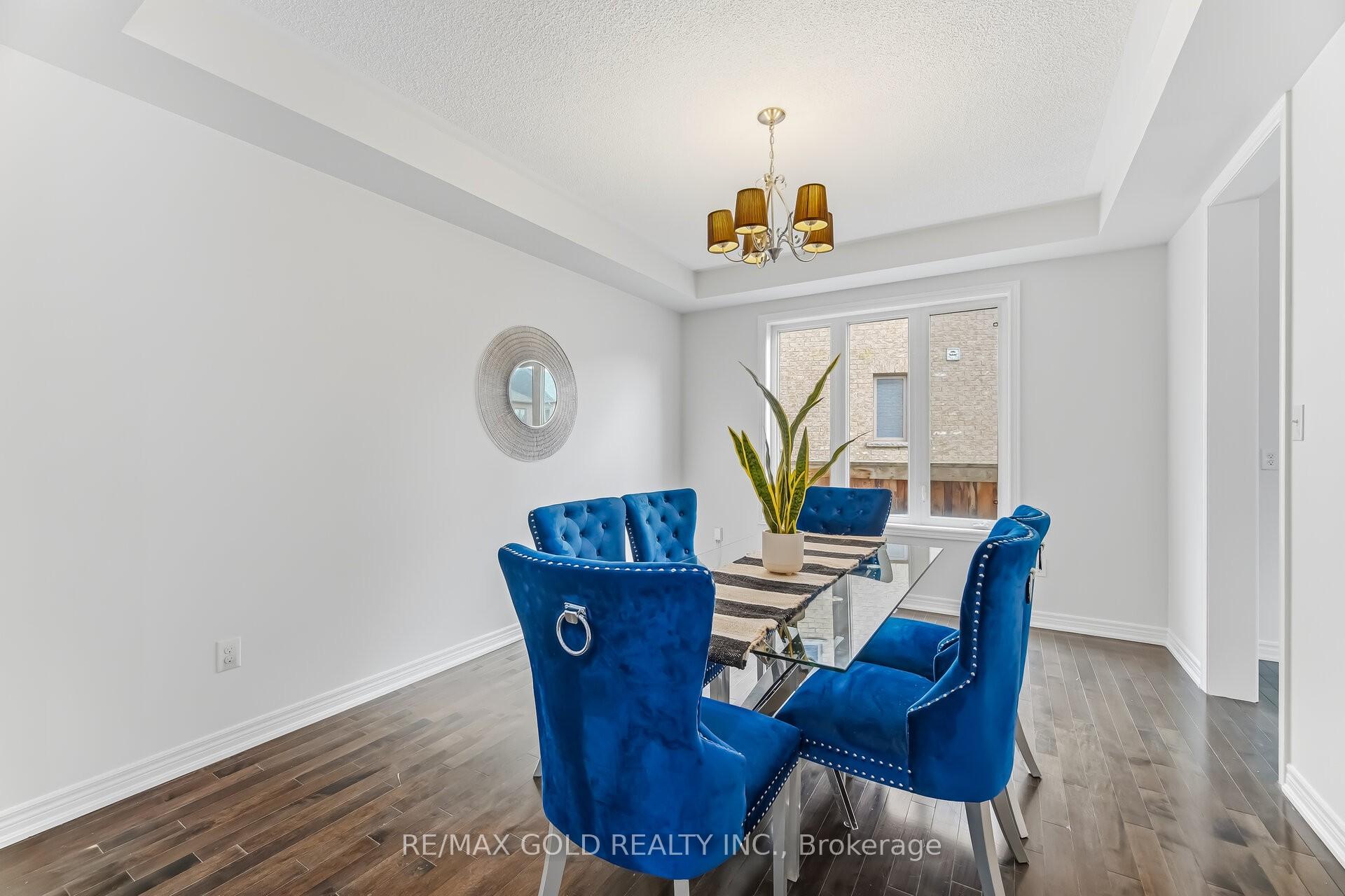 Photo 5 of 15 Junetown Circle, Brampton, Credit Valley — HOMEH