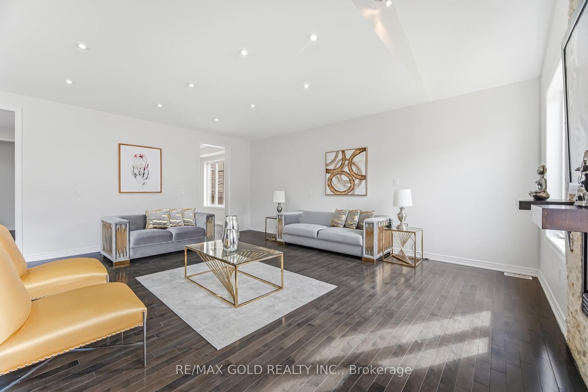 Photo 7 of 15 Junetown Circle, Brampton, Credit Valley — HOMEH