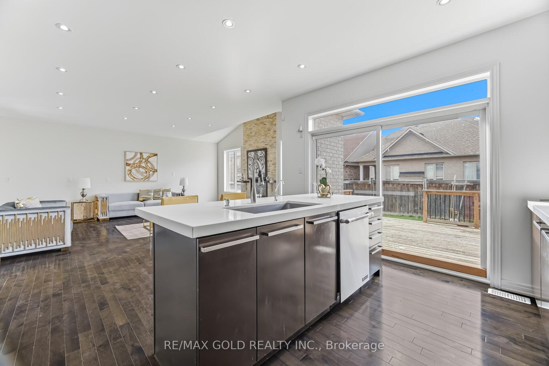 Photo 12 of 15 Junetown Circle, Brampton, Credit Valley — HOMEH