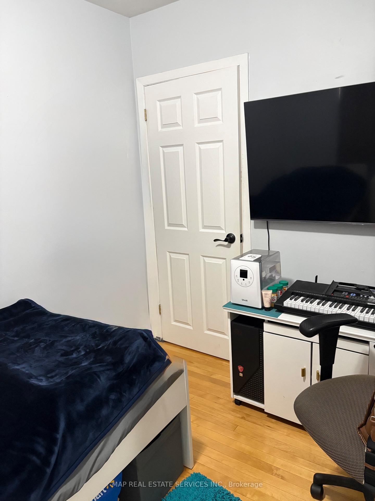 Photo 5 of 844 Browns Line, Etobicoke, Alderwood — HOMEH