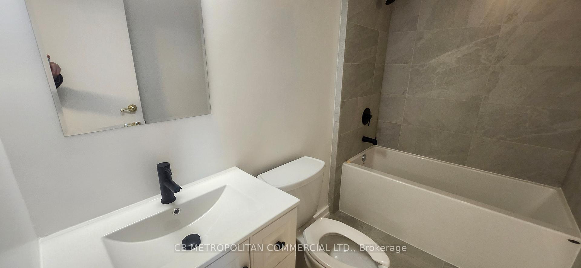 Photo 8 of Unit 3305, 65 Harbour Square, Toronto, Waterfront Communities — HOMEH