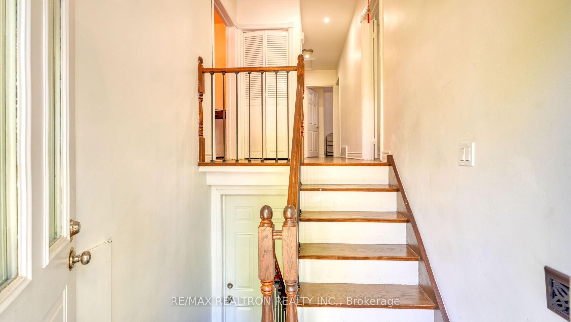 Photo 3 of 579 Pinewood Street, Oshawa, O'Neill — HOMEH