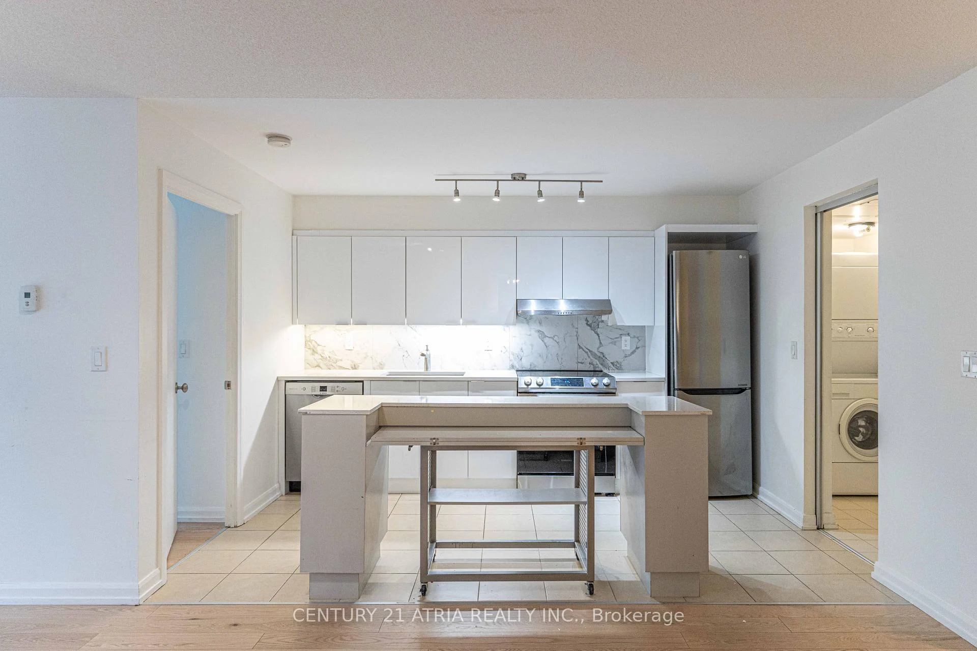 Photo 3 of Unit 606, 111 Elizabeth Street, Toronto, Bay Street Corridor — HOMEH