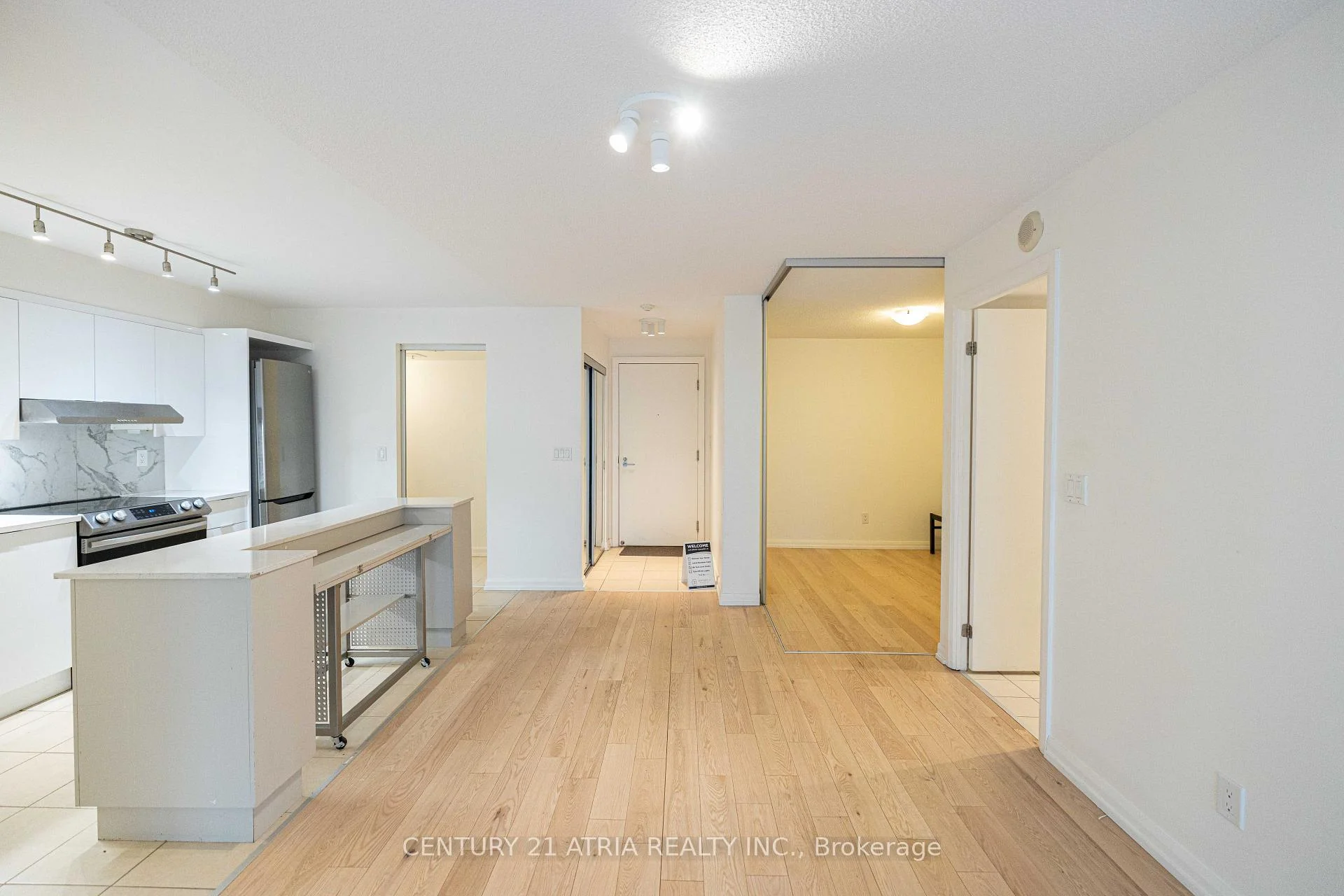 Photo 5 of Unit 606, 111 Elizabeth Street, Toronto, Bay Street Corridor — HOMEH