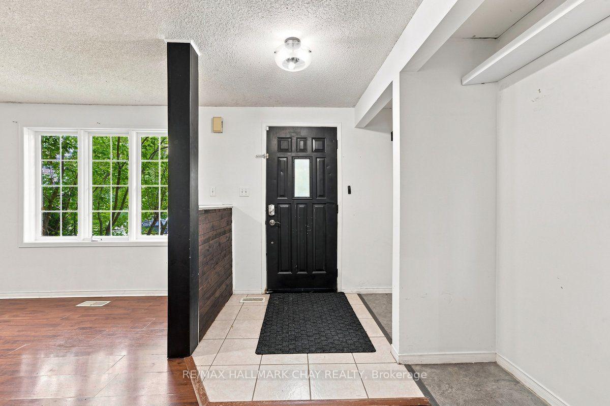 Photo 2 of 26 Whitehorn Crescent, Barrie, Holly — HOMEH