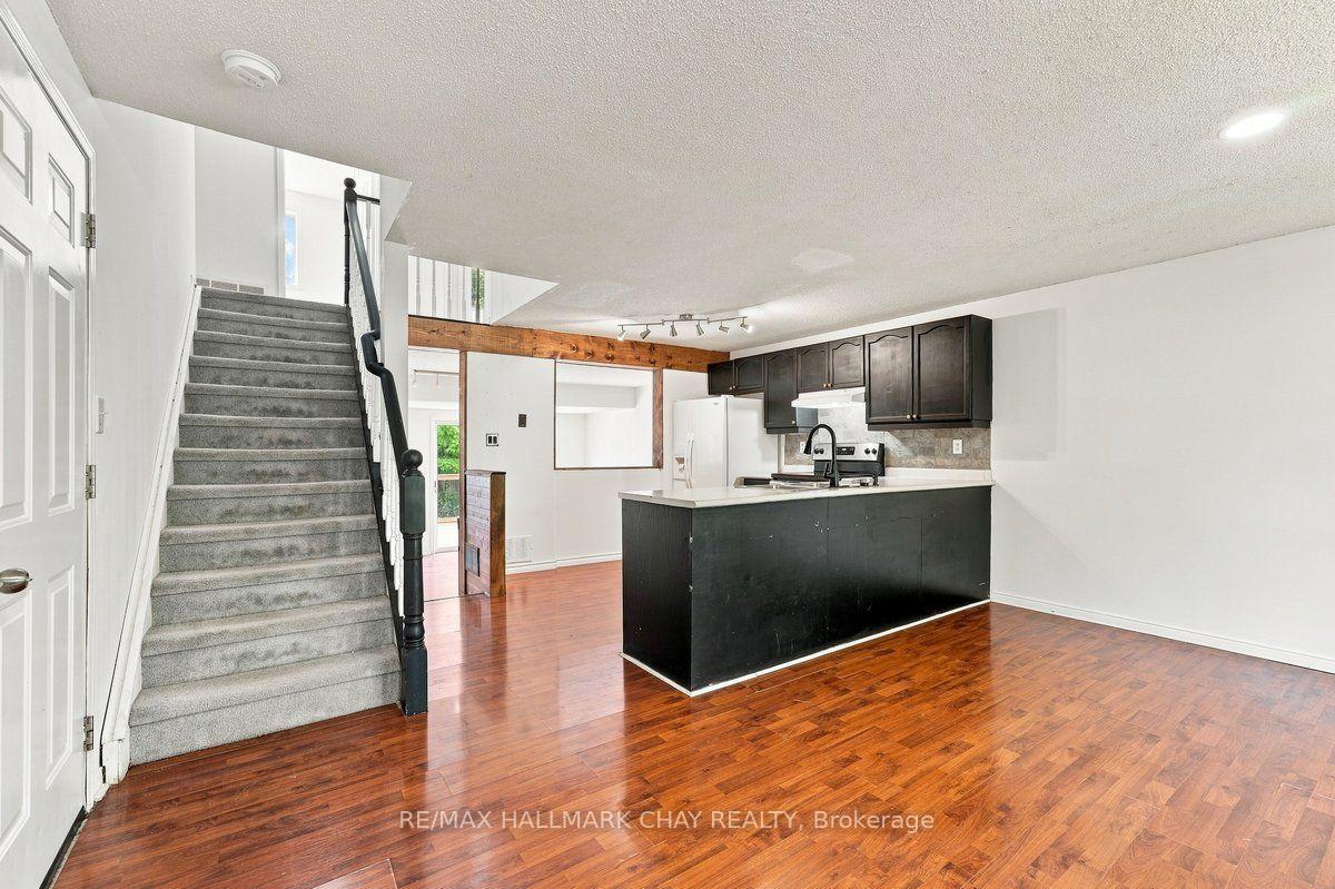 Photo 3 of 26 Whitehorn Crescent, Barrie, Holly — HOMEH
